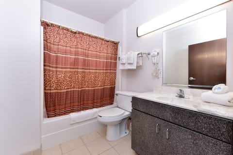 Combined shower/tub, deep soaking tub, free toiletries, towels