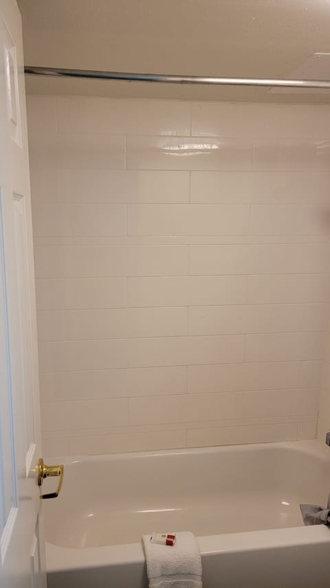 Combined shower/tub, free toiletries, hair dryer, towels