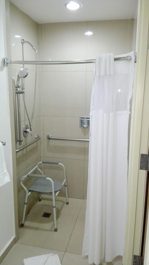 Standard Room, 1 King Bed, Accessible Bathtub | Bathroom | Shower, towels