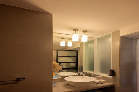 Villa Balcony Room | Bathroom | Shower, rainfall showerhead, free toiletries, hair dryer