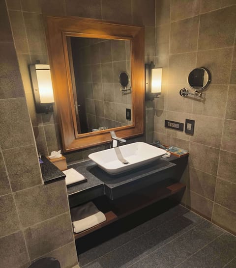 Premium Room | Bathroom | Free toiletries, bathrobes, slippers, towels