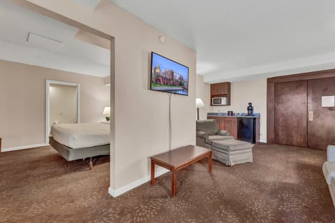 Suite, 1 Bedroom | In-room safe, desk, soundproofing, iron/ironing board