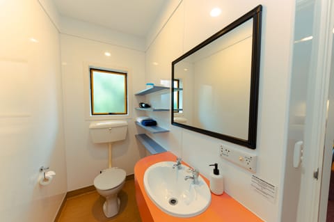 Senior Suite, Non Smoking, Kitchenette | Bathroom | Shower, free toiletries, hair dryer, towels