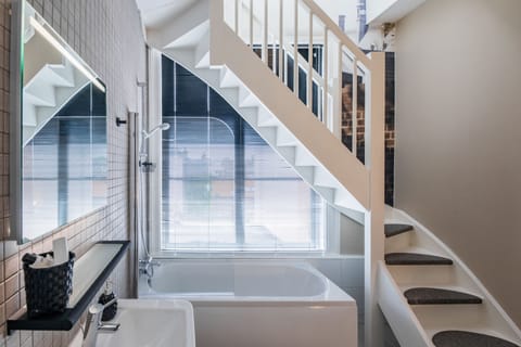 Superior Double Room | Bathroom | Free toiletries, towels