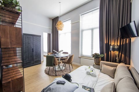 Family Suite | Hypo-allergenic bedding, minibar, in-room safe, individually decorated