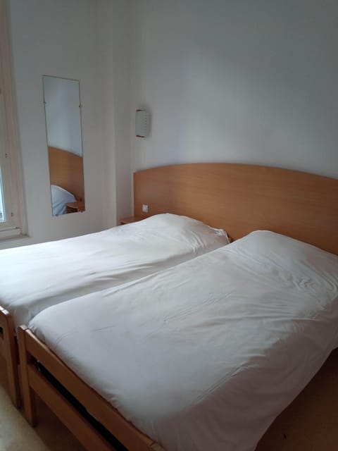 Twin Room | Desk, soundproofing, free cribs/infant beds, free WiFi