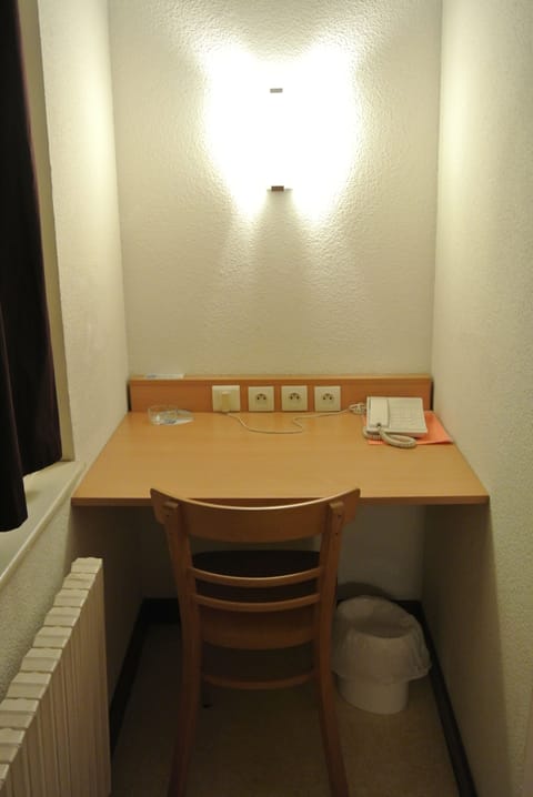 Desk, soundproofing, free cribs/infant beds, free WiFi