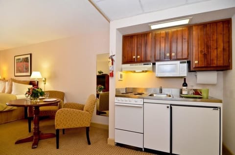 Deluxe Suite, 1 King Bed, Non Smoking, Kitchenette | Private kitchenette | Fridge, microwave, coffee/tea maker