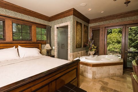 Morris | Bathroom | Separate tub and shower, jetted tub, rainfall showerhead