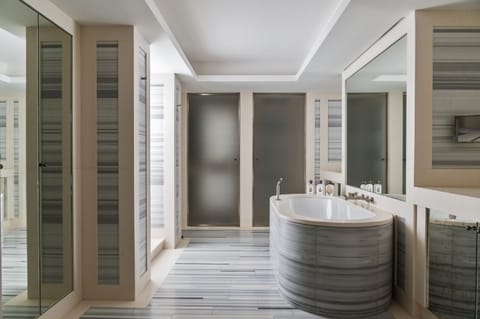 Suite (L'Ecrivain) | Bathroom | Combined shower/tub, designer toiletries, hair dryer, bathrobes