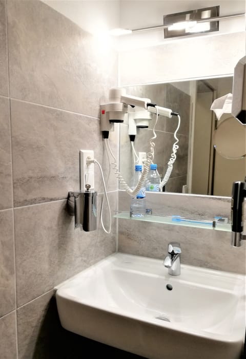 Economy Single Room | Bathroom amenities | Combined shower/tub, hair dryer, towels