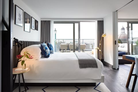 Penthouse (De Witt) | Premium bedding, minibar, in-room safe, desk