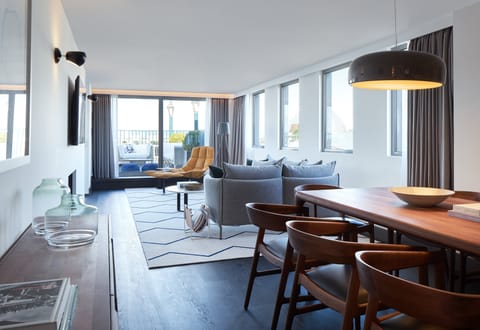 Penthouse (De Witt) | Premium bedding, minibar, in-room safe, desk