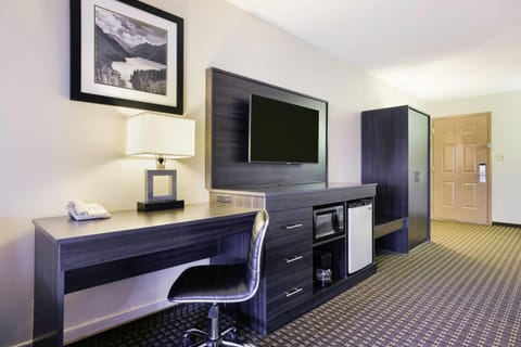 Standard Room (1 King and 1 Queen) | Individually decorated, individually furnished, desk, laptop workspace