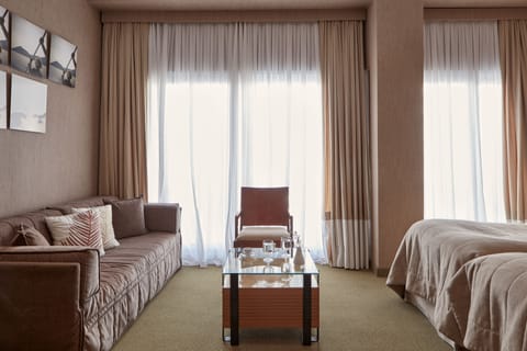 Family Room, Non Smoking | Premium bedding, in-room safe, desk, blackout drapes