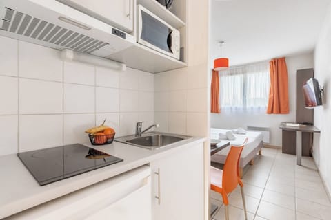 Studio (Twin) | Private kitchen | Fridge, microwave, stovetop, highchair