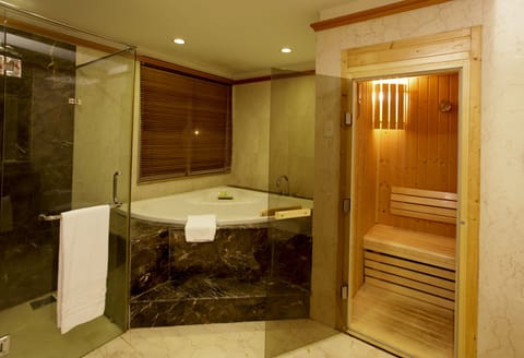 Executive Double Room | Bathroom | Combined shower/tub, free toiletries, hair dryer, bathrobes