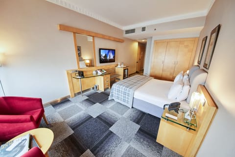 Deluxe Room | Premium bedding, minibar, in-room safe, desk