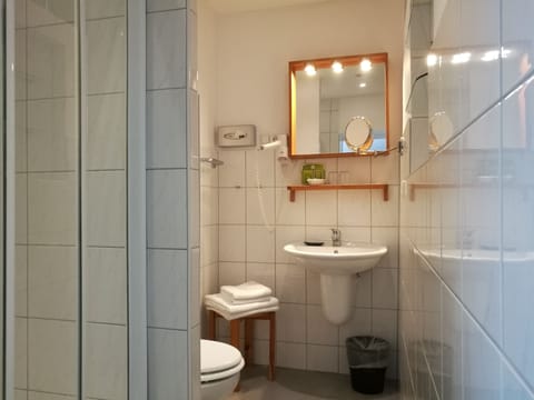 Comfort Double Room | Bathroom | Shower, rainfall showerhead, free toiletries, hair dryer