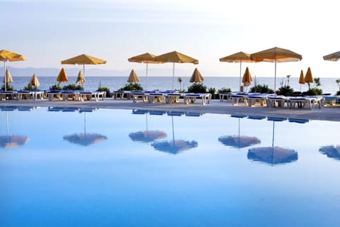 4 outdoor pools, pool umbrellas, sun loungers