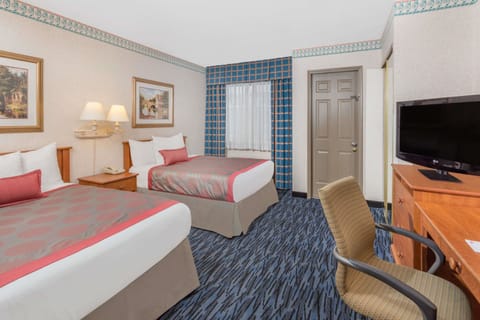 Suite, 2 Double Beds, Non Smoking (2 Double Beds) | Egyptian cotton sheets, premium bedding, pillowtop beds, in-room safe