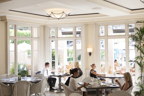 3 restaurants, breakfast served