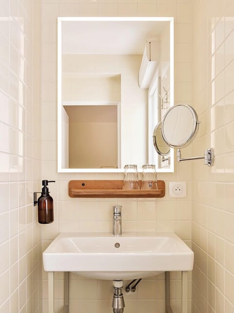 Family Quadruple Room | Bathroom | Rainfall showerhead, free toiletries, hair dryer, towels