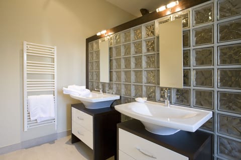 Junior Suite | Bathroom | Rainfall showerhead, free toiletries, hair dryer, towels