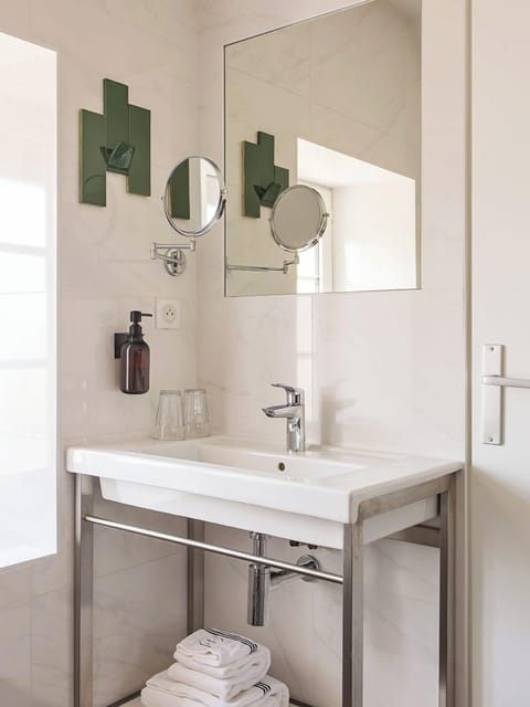 Rainfall showerhead, free toiletries, hair dryer, towels