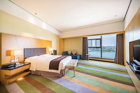 Junior Suite, 1 King Bed, Lake View (Lounge Access) | Minibar, in-room safe, desk, iron/ironing board