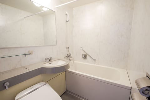 Combined shower/tub, deep soaking tub, free toiletries, hair dryer