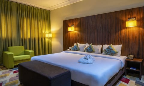 Royal Room | Premium bedding, minibar, in-room safe, desk