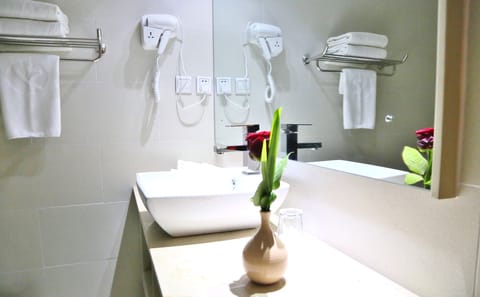 Junior Suite | Bathroom | Combined shower/tub, designer toiletries, hair dryer, towels