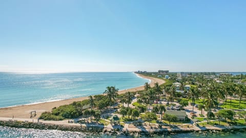 Beach nearby, beach umbrellas, beach towels, 5 beach bars