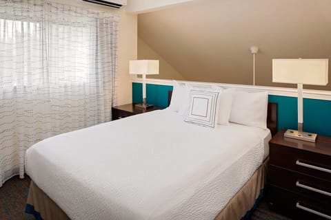 Premium bedding, in-room safe, individually decorated