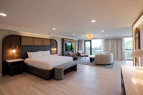 Suite, 1 King Bed, Ocean View | Premium bedding, in-room safe, desk, laptop workspace