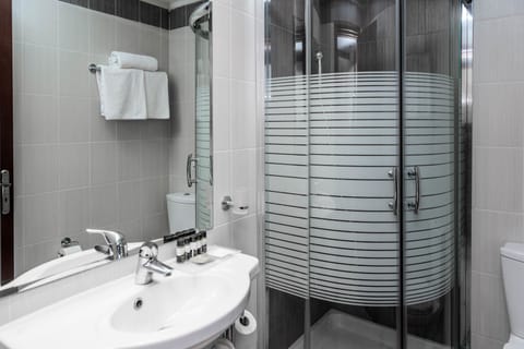 Standard Triple Room, City View | Bathroom | Combined shower/tub, hair dryer, towels