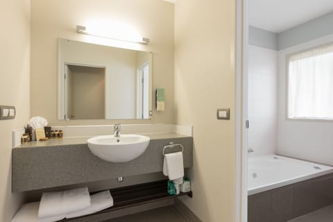 Junior Suite | Bathroom | Eco-friendly toiletries, hair dryer, towels