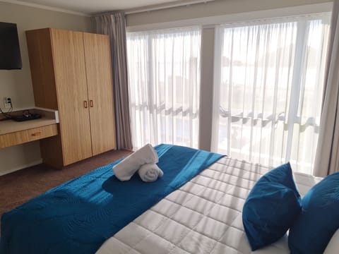 Executive Suite | In-room safe, desk, blackout drapes, iron/ironing board