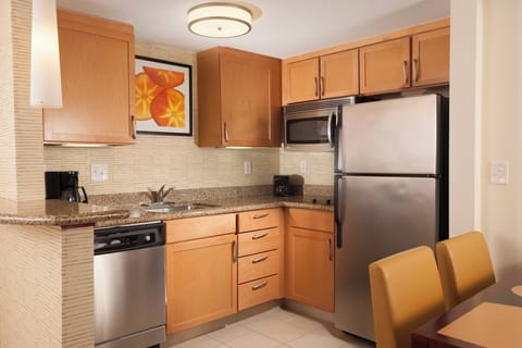 Full-size fridge, microwave, stovetop, dishwasher