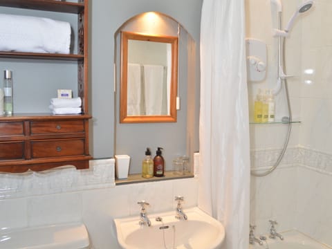 Double Room, Ensuite (The Loch Etive- 4 Poster) | Bathroom