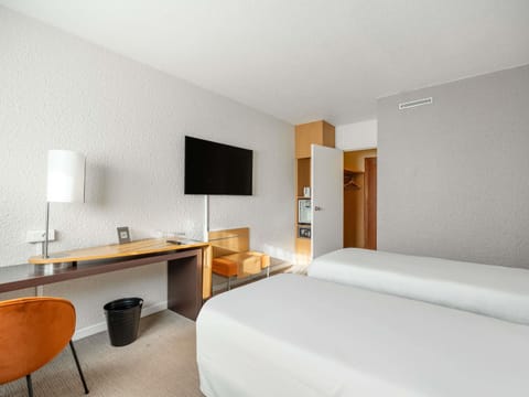 Classic Room, 2 Twin Beds | Premium bedding, minibar, in-room safe, desk
