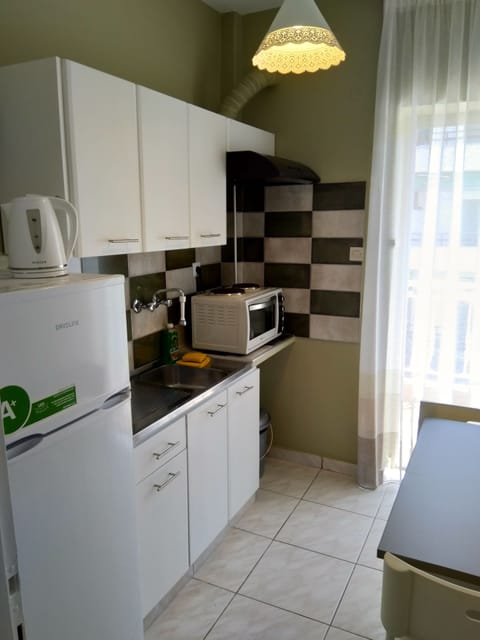 Studio (Apartment) | Private kitchenette | Fridge, stovetop, electric kettle, highchair