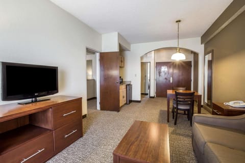 Deluxe Suite, Non Smoking | In-room safe, desk, iron/ironing board, free wired internet