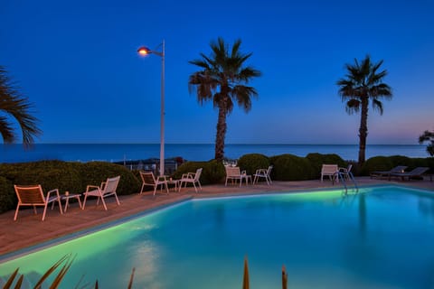 Outdoor pool, pool umbrellas, sun loungers