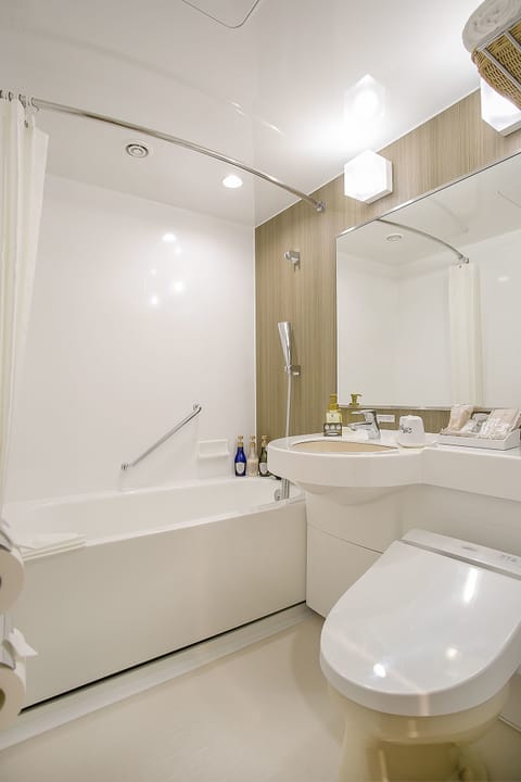 Standard Twin Room, Non Smoking | Bathroom | Combined shower/tub, free toiletries, hair dryer, slippers