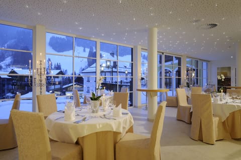2 restaurants, lunch, dinner served; Regional cuisine