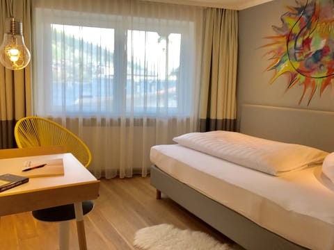 Kunst(t)raum Single (15-22sqm) | Premium bedding, in-room safe, individually decorated