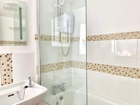 Combined shower/tub, free toiletries, hair dryer