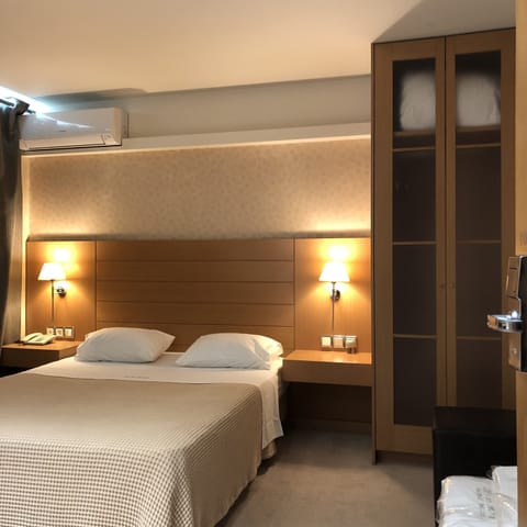 Double Room | Minibar, in-room safe, desk, soundproofing